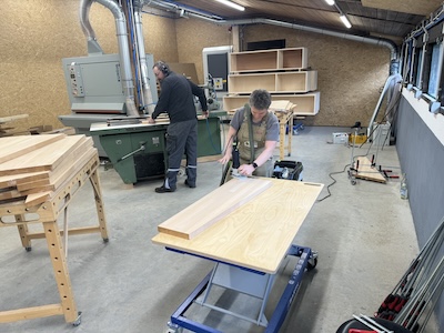 Menschen beim Bearbeiten von Treppenstufen