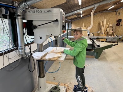 Kind an der Bohrmaschine